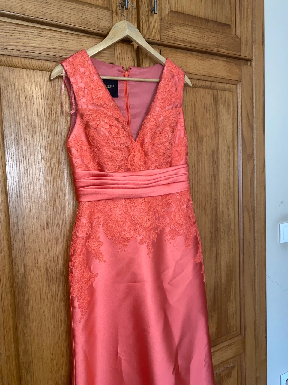 robe longue de cérémonie de mariage avec manteau couleur corail de la marque Pronovias – photo 5